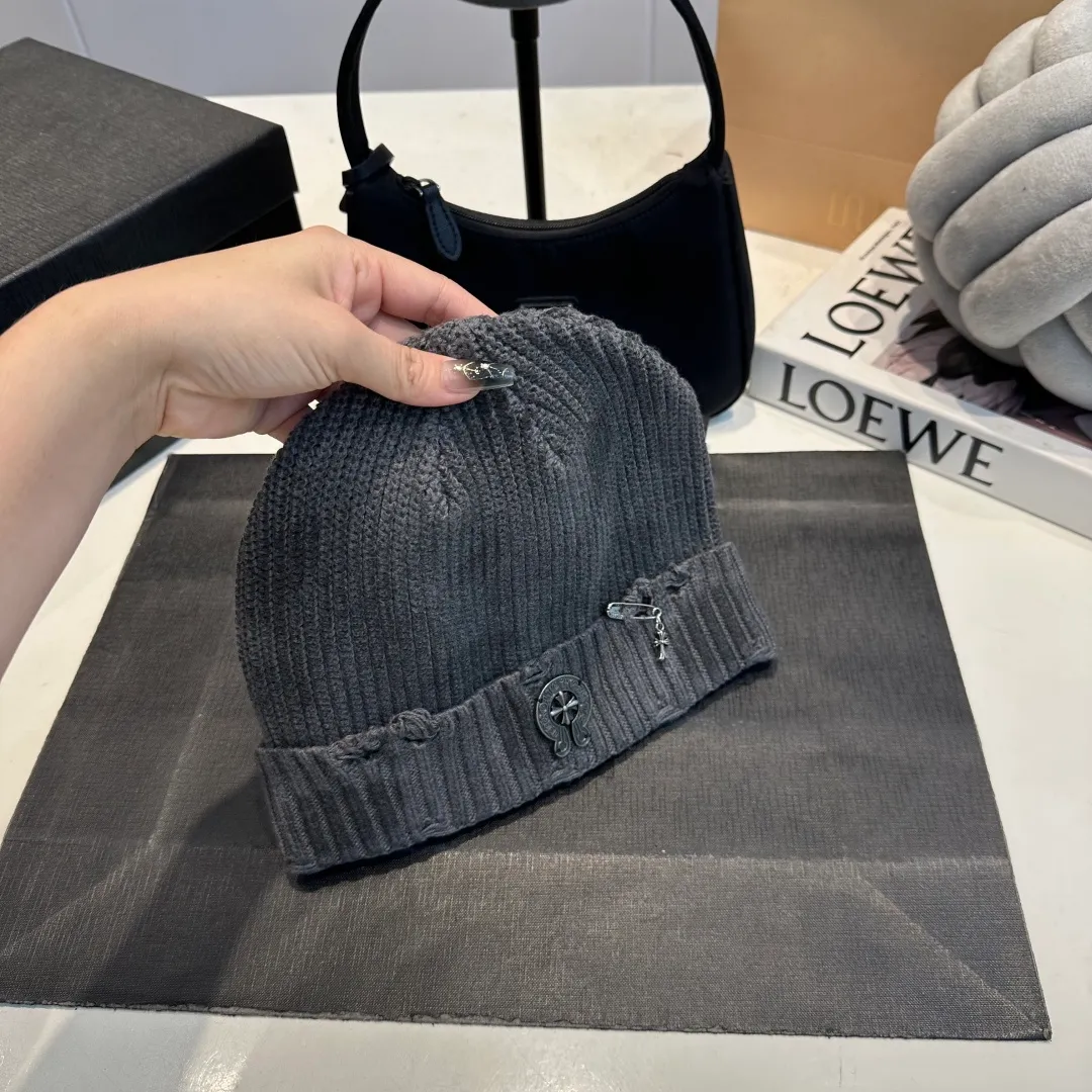 P60 Crow Heart Autumn and Winter Wool Knitted Beanie This must be the favorite of minimalism. It is clean, neat, fashionable and versatile, and will definitely not be picky about your face shape! A fashionable classic that lasts forever! Fashionable black and white can be purchased together